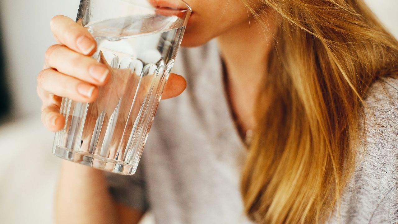 Acqua: berne troppa può causare problemi di salute?